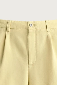 REGULAR FIT PLEATED SHORTS