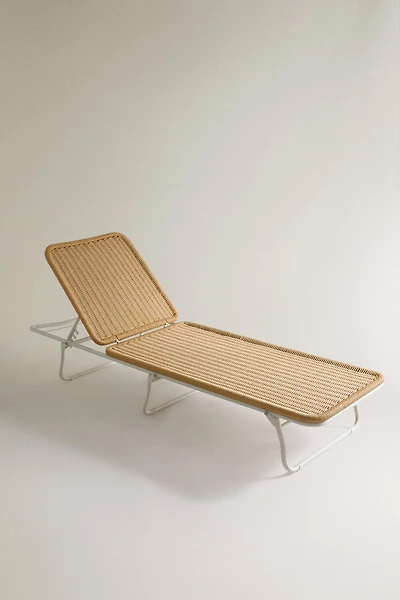 FOLDABLE OUTDOOR LOUNGER