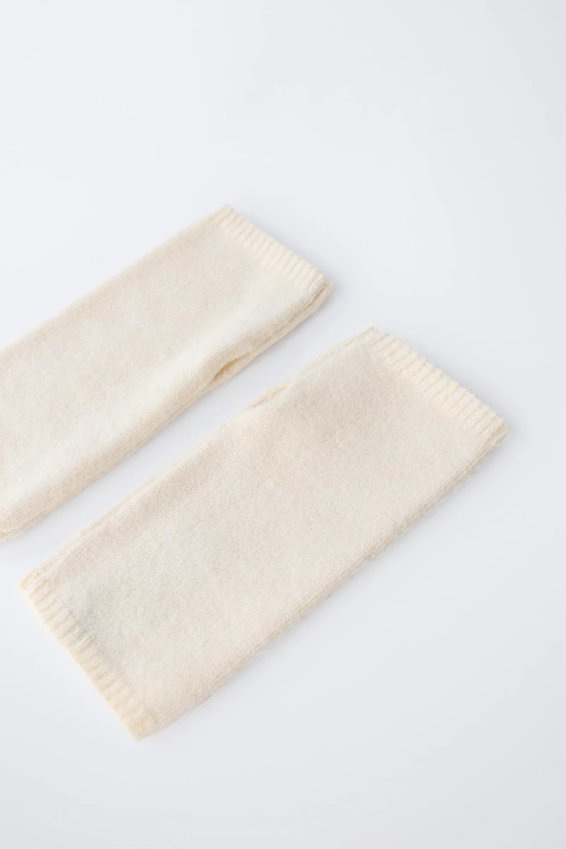 EMBROIDERED HEART KNIT MITTENS