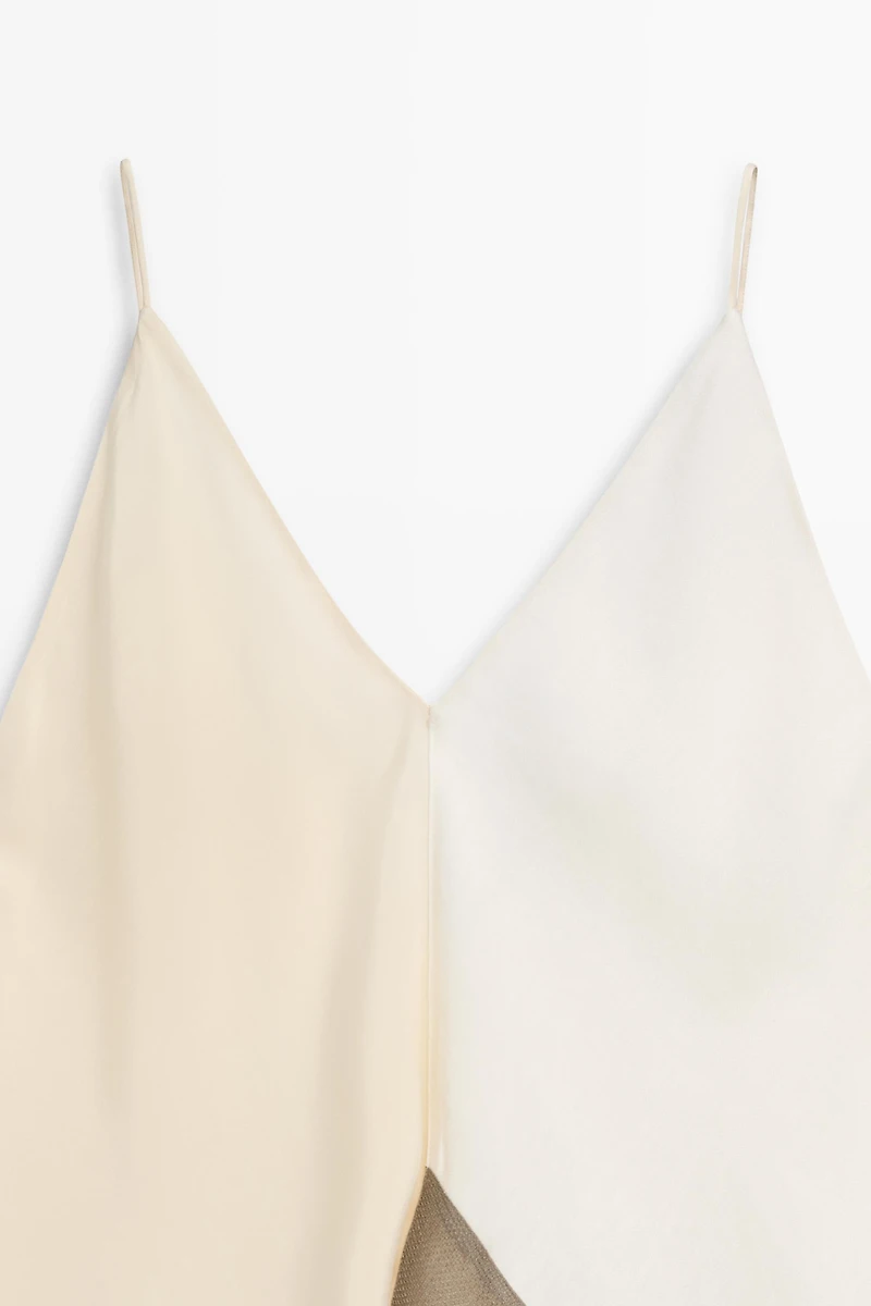 Asymmetric strappy flowing top