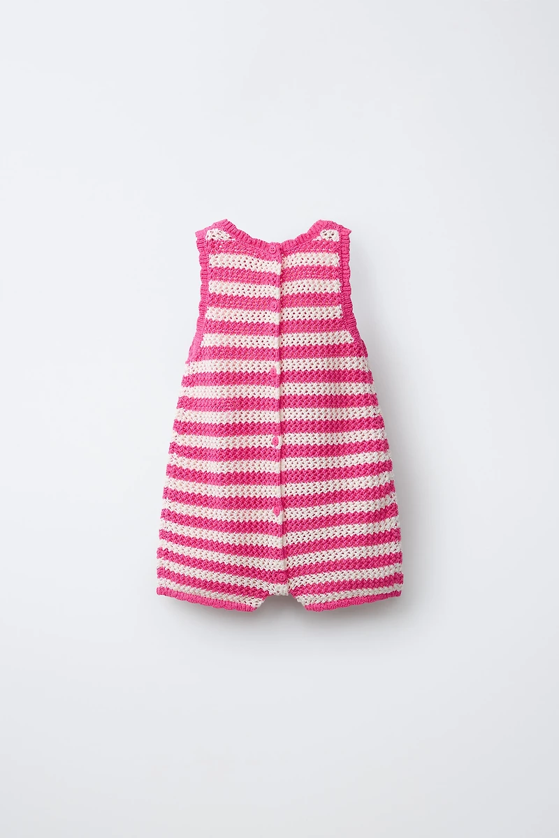 SALOPETTE COURTE EN MAILLE À RAYURES ET PIÈCE FLEUR