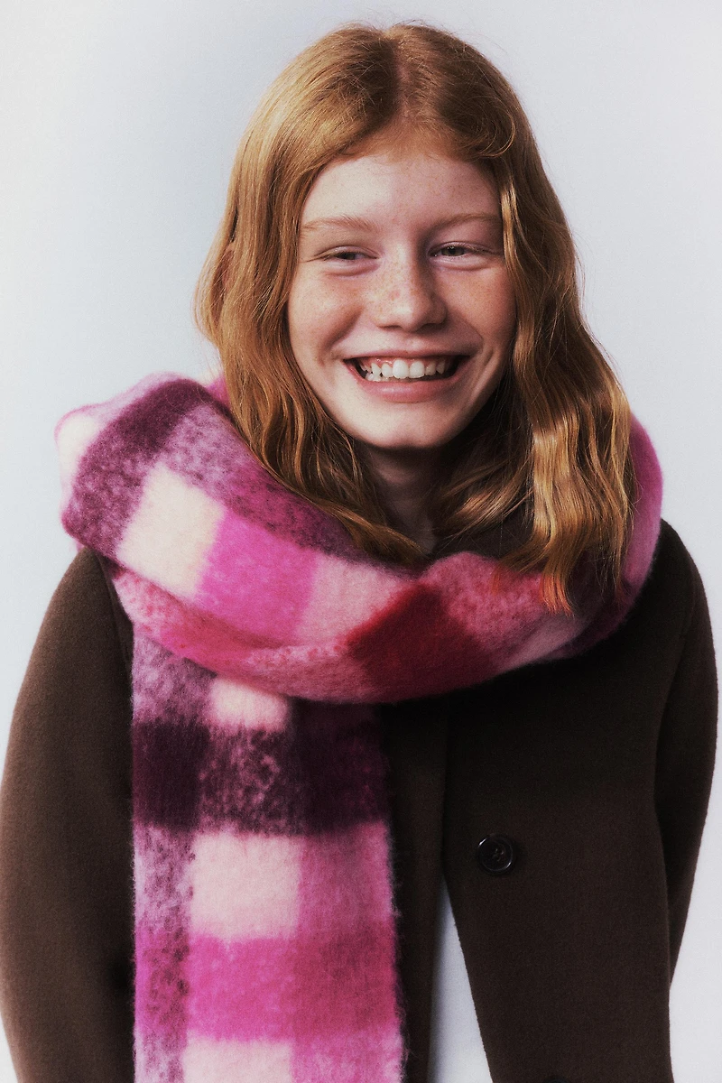 ÉCHARPE EN MAILLE À CARREAUX