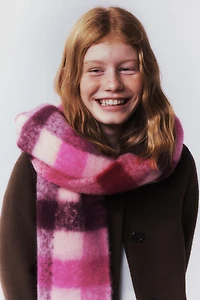 ÉCHARPE EN MAILLE À CARREAUX