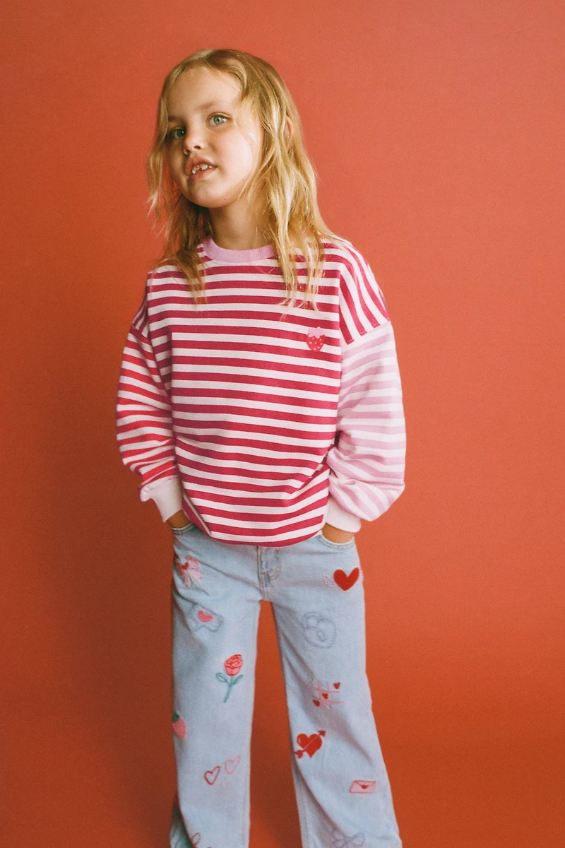 STRIPED STRAWBERRY EMBROIDERED SWEATSHIRT