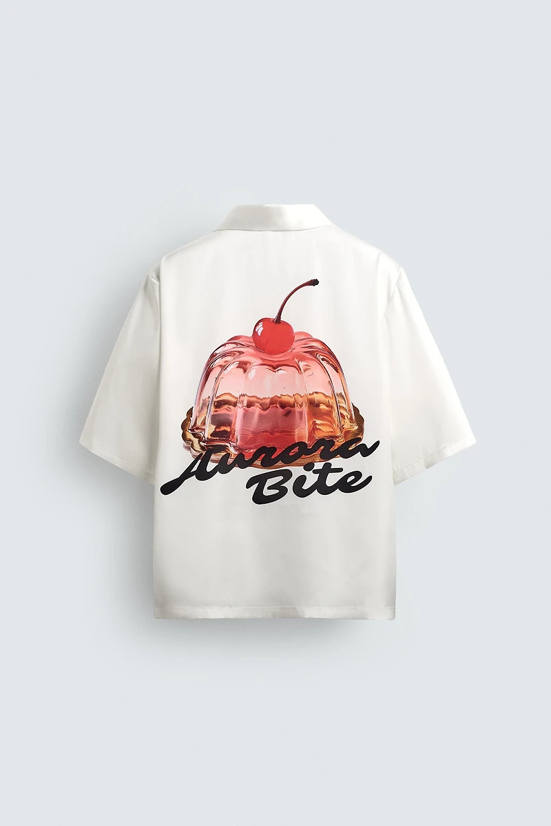 CHEMISE SATINÉE À IMPRIMÉS GRAPHIQUES