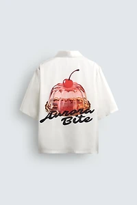 CHEMISE SATINÉE À IMPRIMÉS GRAPHIQUES