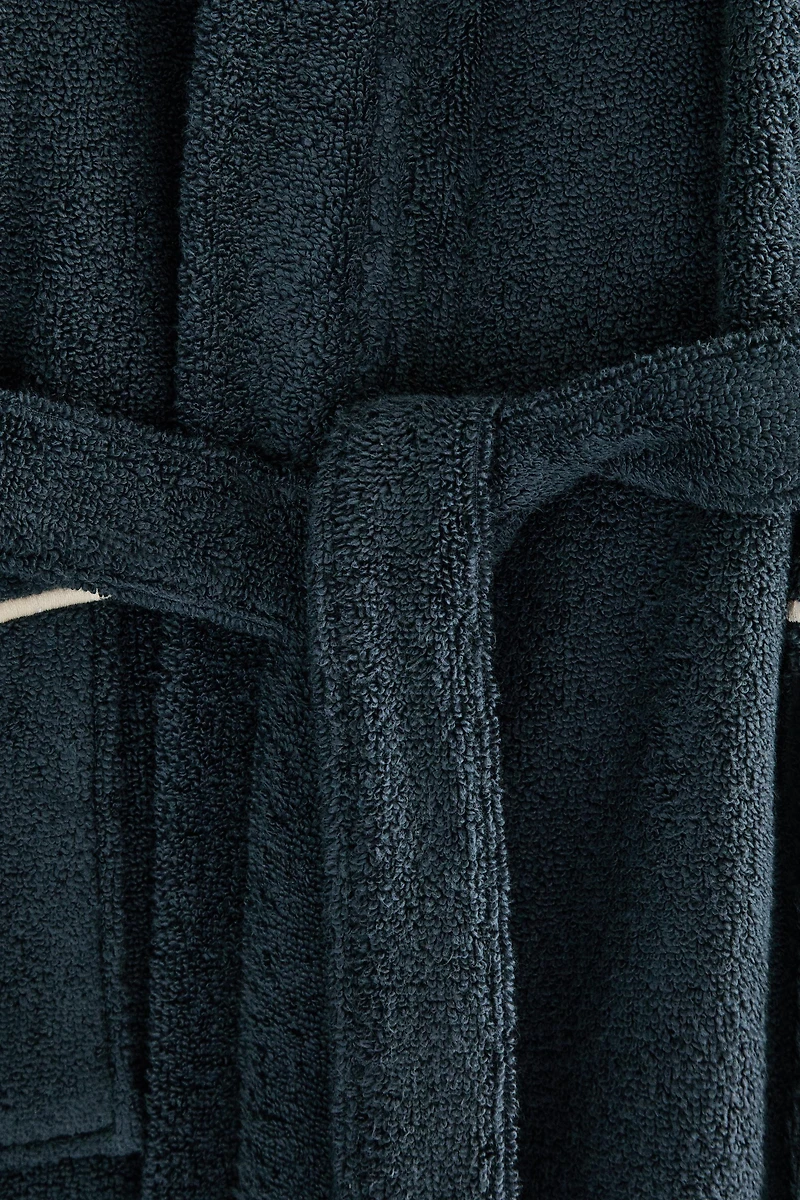 EXTRA SOFT BATHROBE WITH SCALLOPED EDGE (380 GxM²)