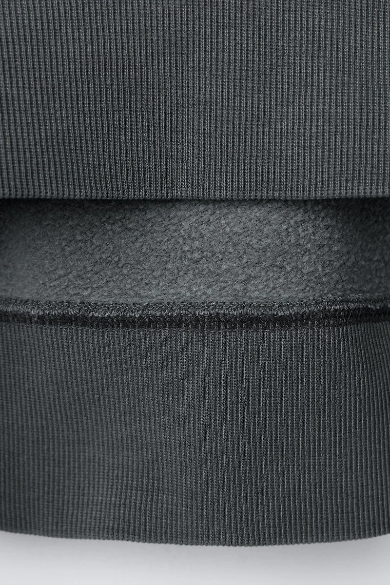 SWEAT À INSCRIPTION EFFET DÉLAVÉ