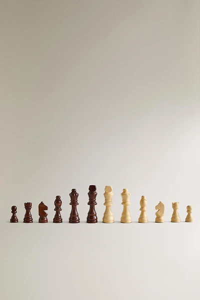 SET OF CHESS PIECES (SET OF 32)
