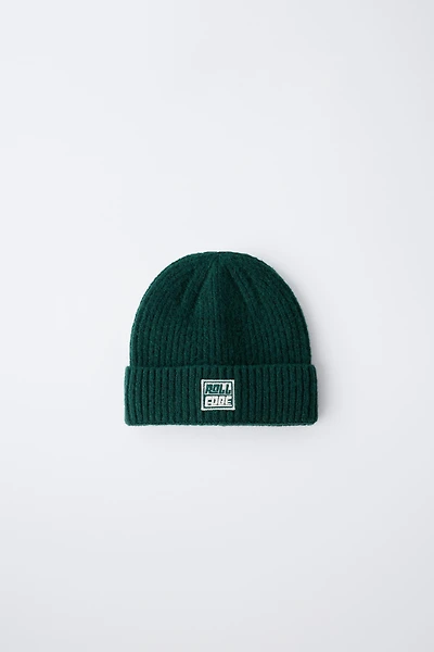 KNIT HAT WITH LABEL