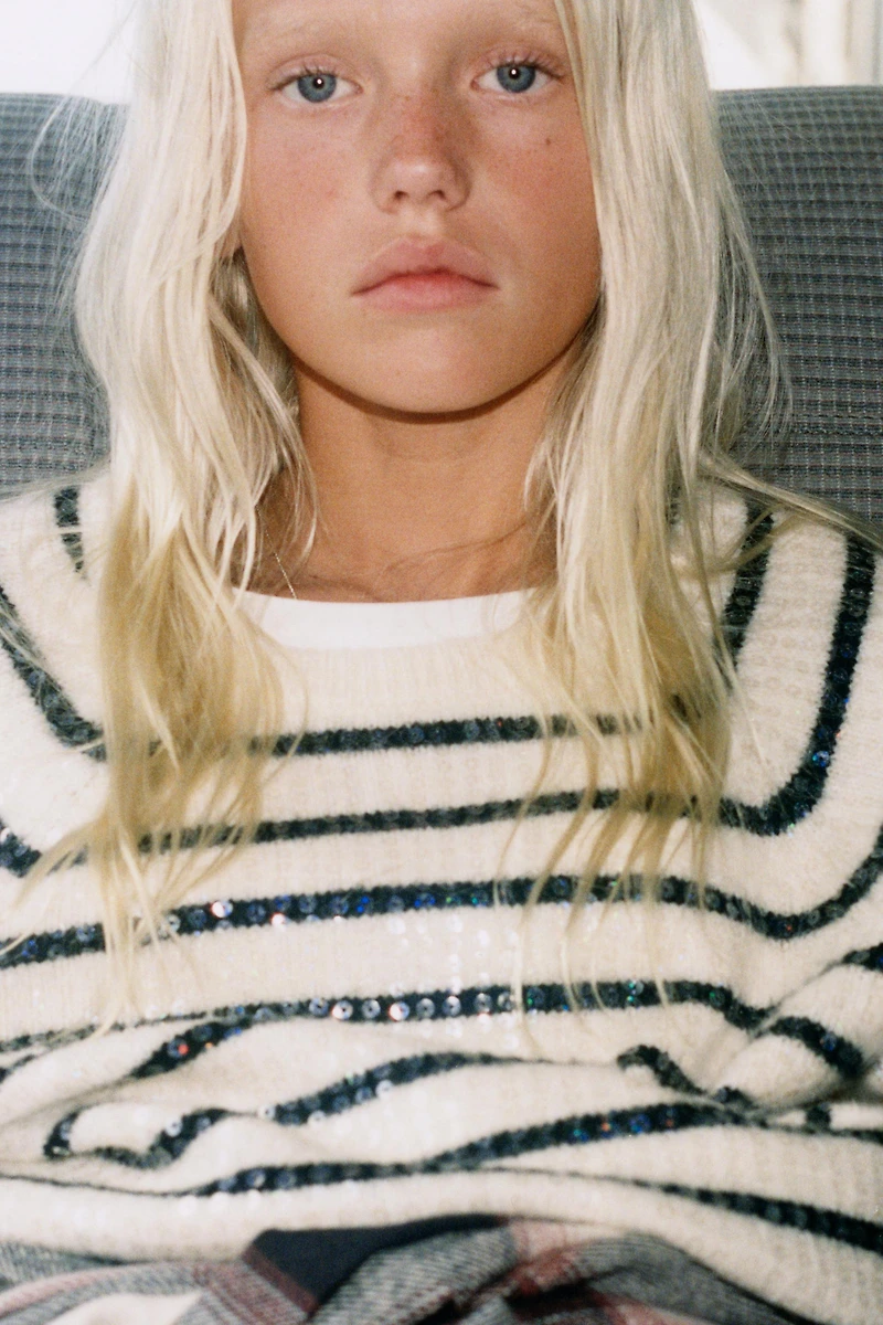 PULL EN MAILLE À RAYURES ET PAILLETTES