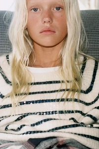 PULL EN MAILLE À RAYURES ET PAILLETTES