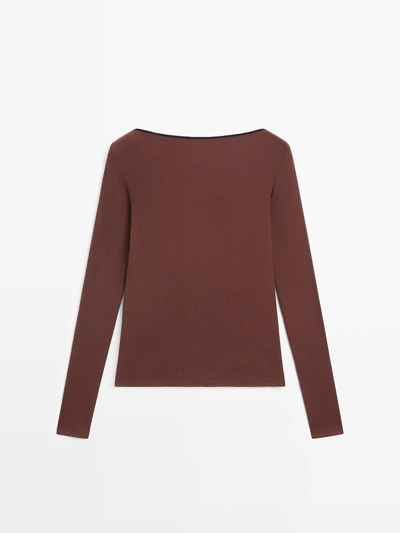 Top with contrast trim detail