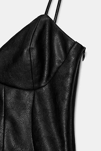 ROBE COURTE EN MATIÈRE SYNTHÉTIQUE À VOLANTS