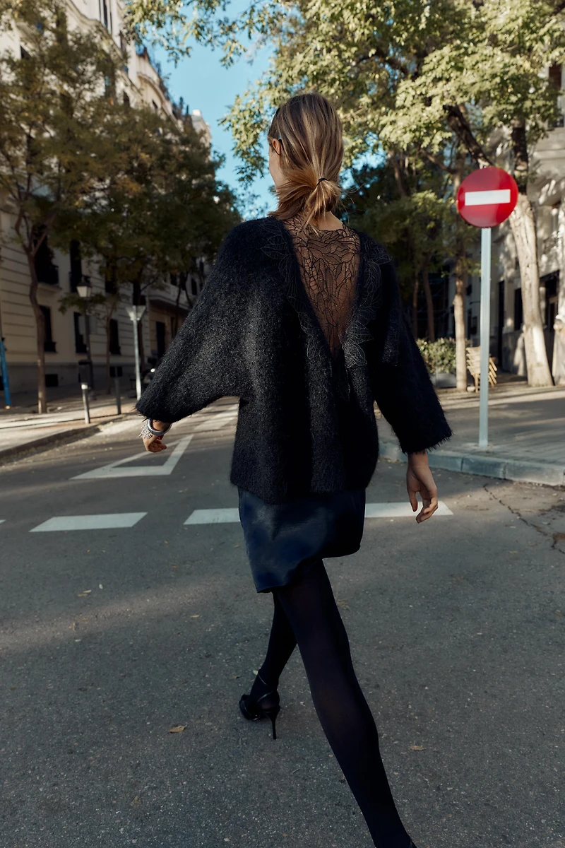 PULL EN MAILLE AVEC DENTELLE