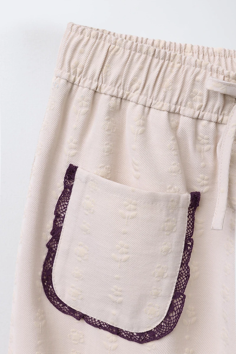 PANTALON DROIT À FLEURS AVEC DÉTAIL EN DENTELLE
