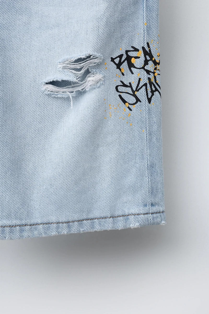 BERMUDA EN DENIM DROIT DÉCHIRÉ ET IMPRIMÉ GRAFFITI