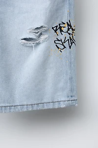BERMUDA EN DENIM DROIT DÉCHIRÉ ET IMPRIMÉ GRAFFITI