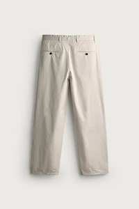 PLEATED STRAIGHT FIT CHINO PANTS