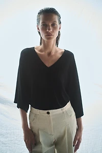 FLOWY V-NECK KNIT TOP
