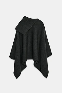 CAPE AVEC LAINE COL ASYMÉTRIQUE