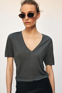 FLOWY V-NECK T-SHIRT