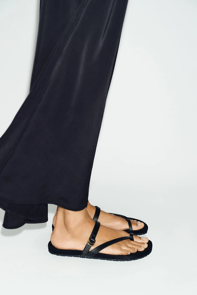 FLAT LEATHER STRAP SANDALS