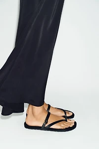 FLAT LEATHER STRAP SANDALS