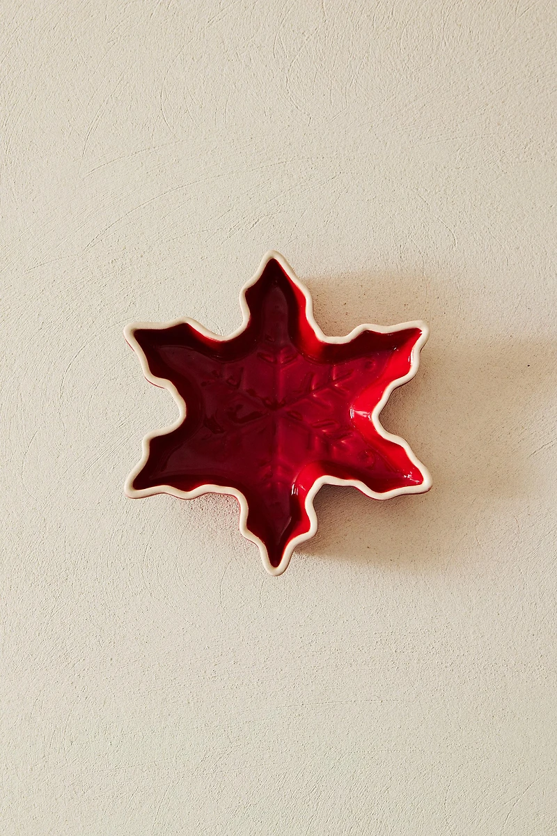 CHRISTMAS STONEWARE PLATE WITH A SNOWFLAKE DESIGN
