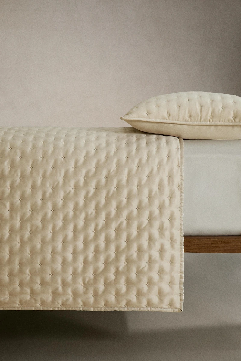 PLAIN SATEEN QUILT WITH KNOTS