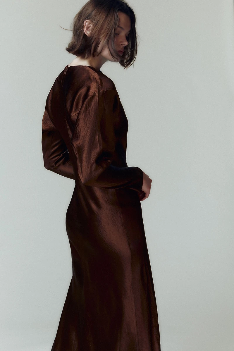 CRINKLE EFFECT PLEATED MIDI DRESS