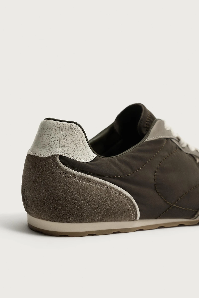 RETRO-STYLE SNEAKERS