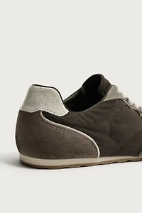 RETRO-STYLE SNEAKERS
