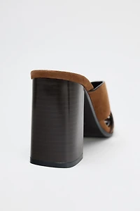 SANDALES À TALONS LARGES EN DAIM