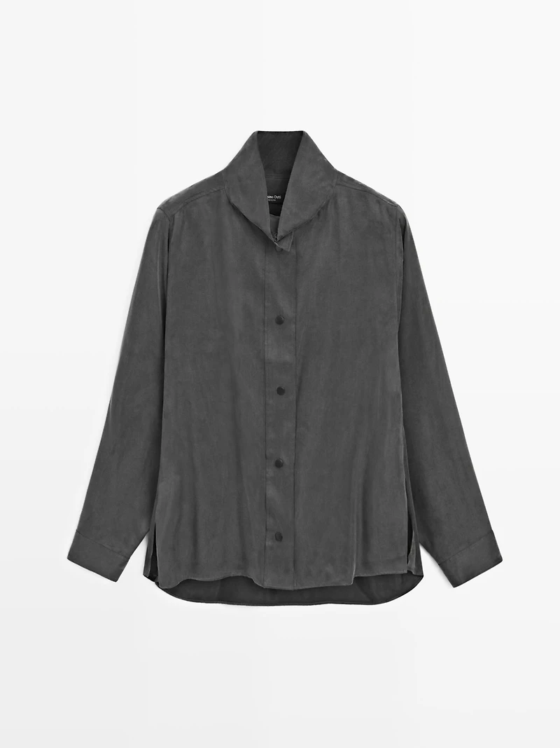 Flowing shirt with snap buttons