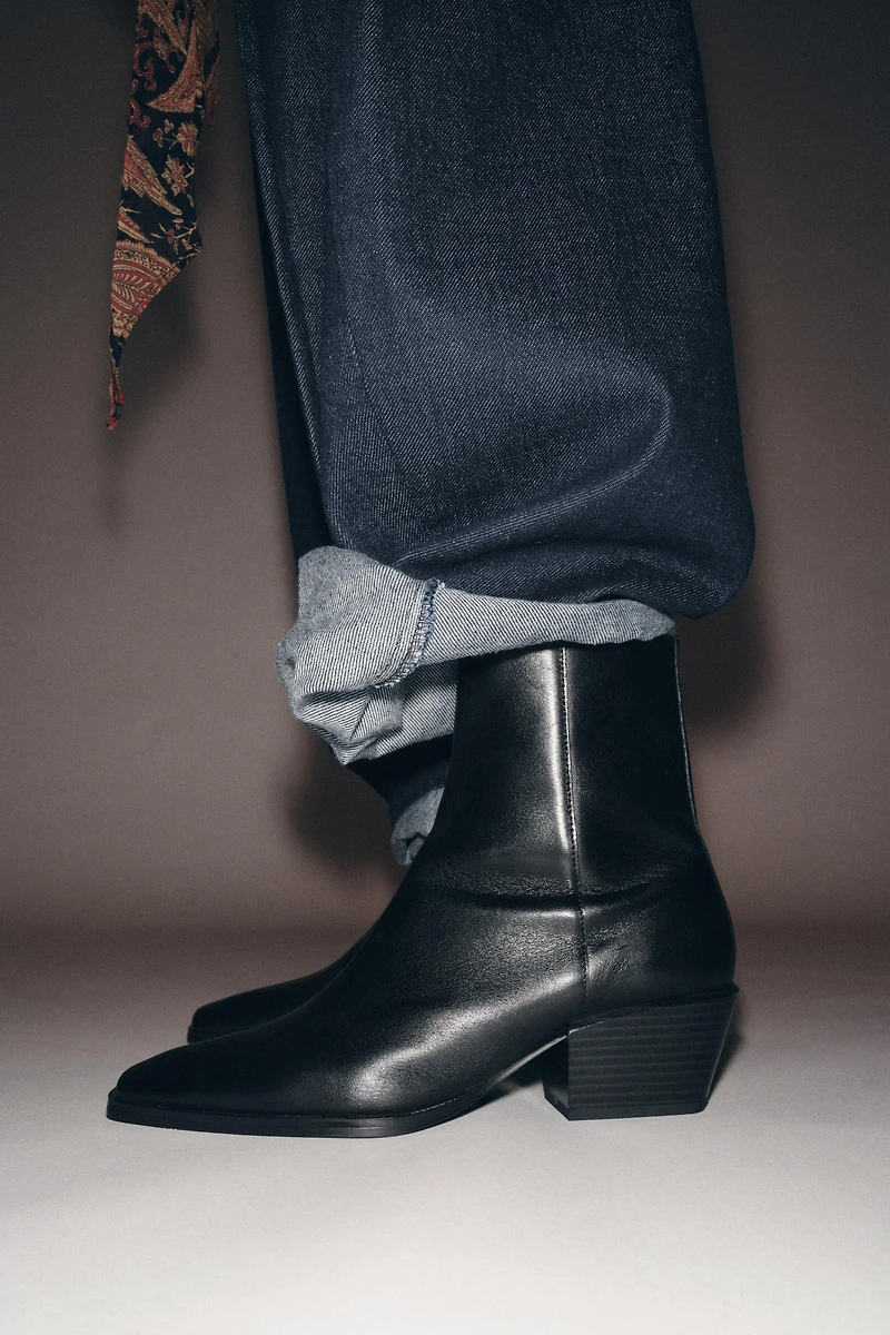 BOTTINES LARGES EN CUIR