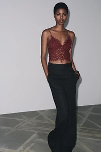 EMBROIDERED CROPPED TOP