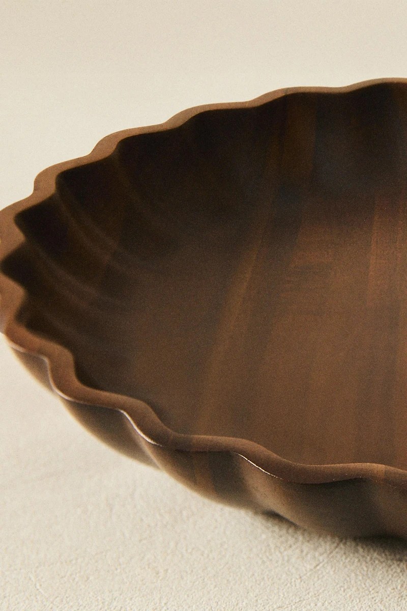 SCALLOPED SERVING DISH