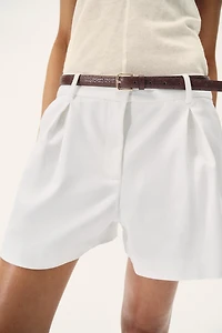 SHORT À PINCES ET CEINTURE
