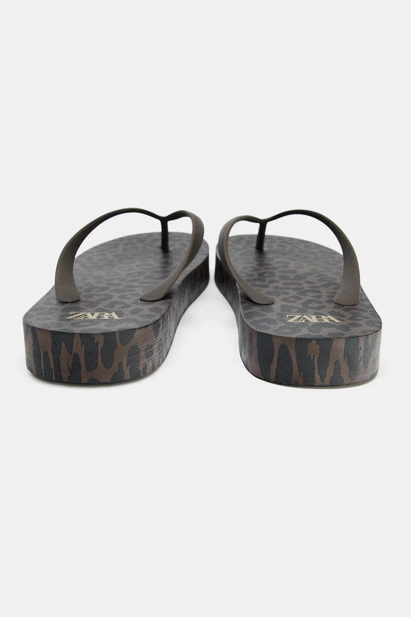 PRINTED FLAT SANDALS