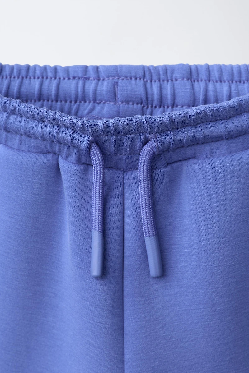 SHORT EN INTERLOCK À ÉTIQUETTE