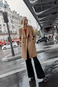 MANTEAU À BOUTONNAGE CROISÉ AVEC ÉPAULETTES