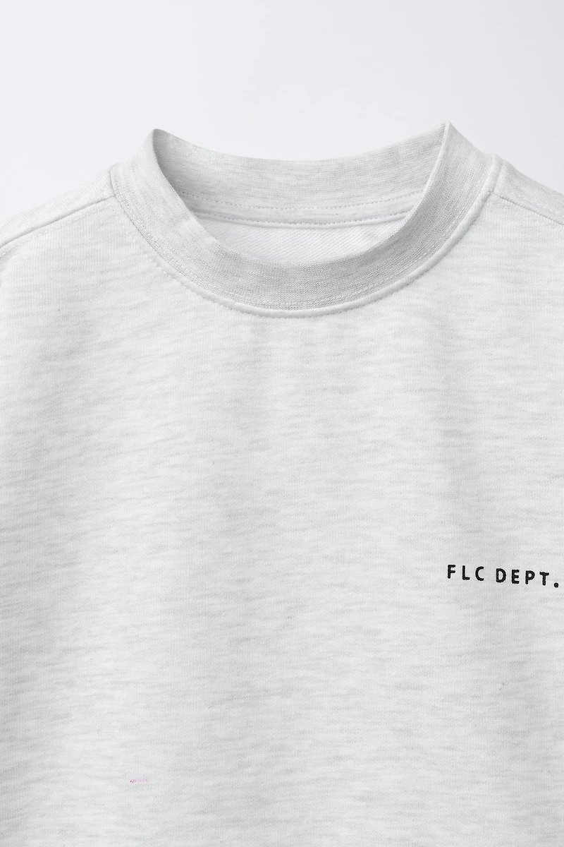 SWEAT MANCHES COURTES INSCRIPTION EN RELIEF