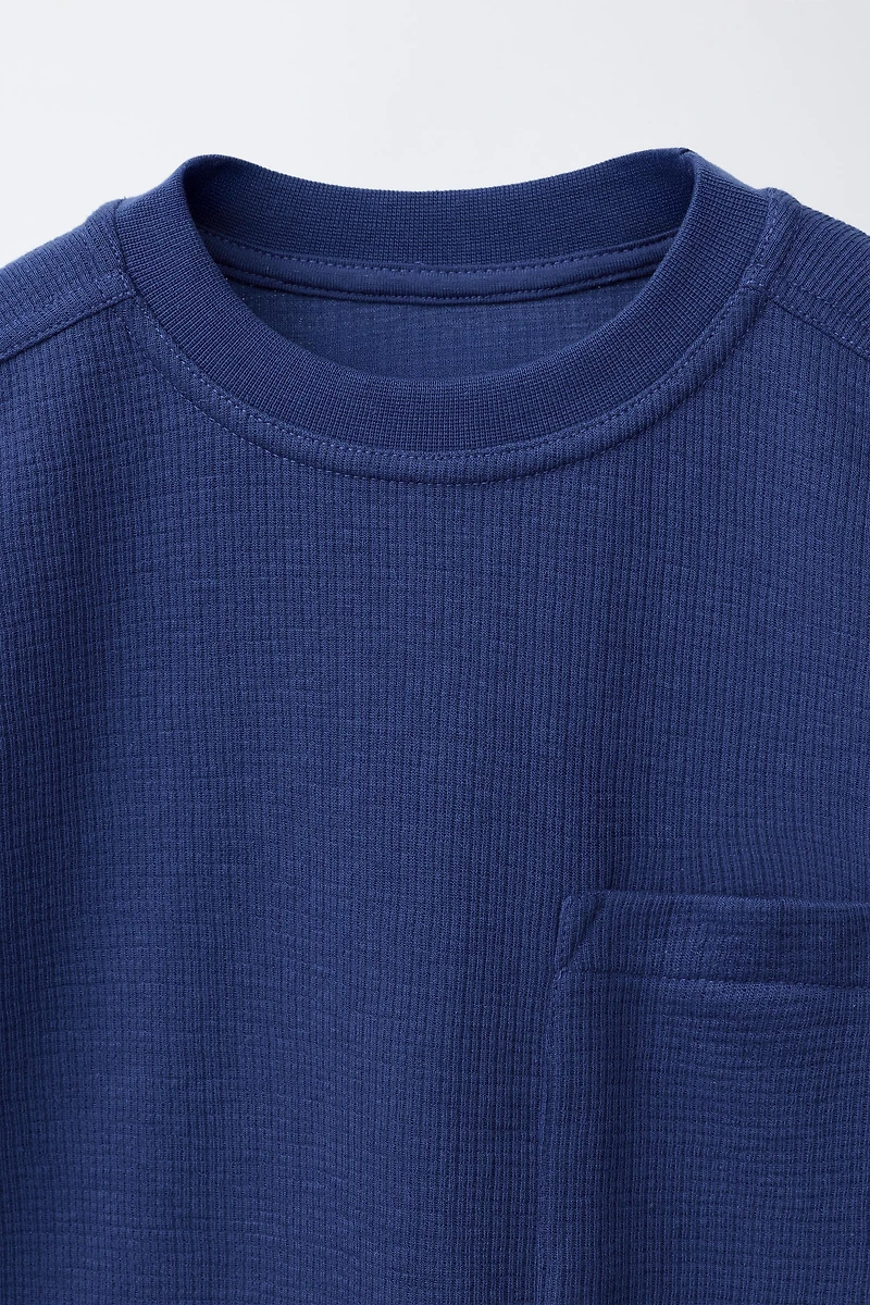 ENSEMBLE T-SHIRT ET SHORT GAUFRÉ ÉTIQUETTE