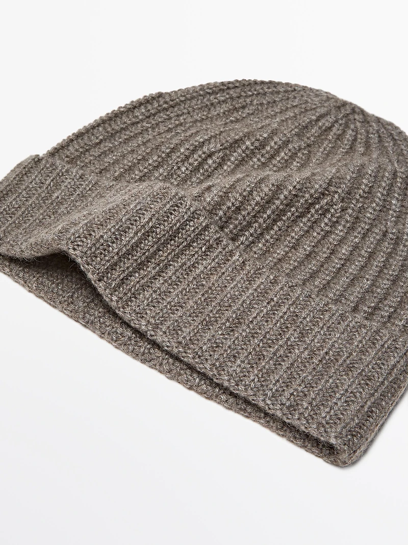 Ribbed 100% cashmere beanie