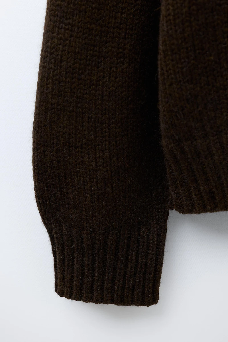 PULL EN MAILLE AVEC LAINE ET RENNES BRODÉS