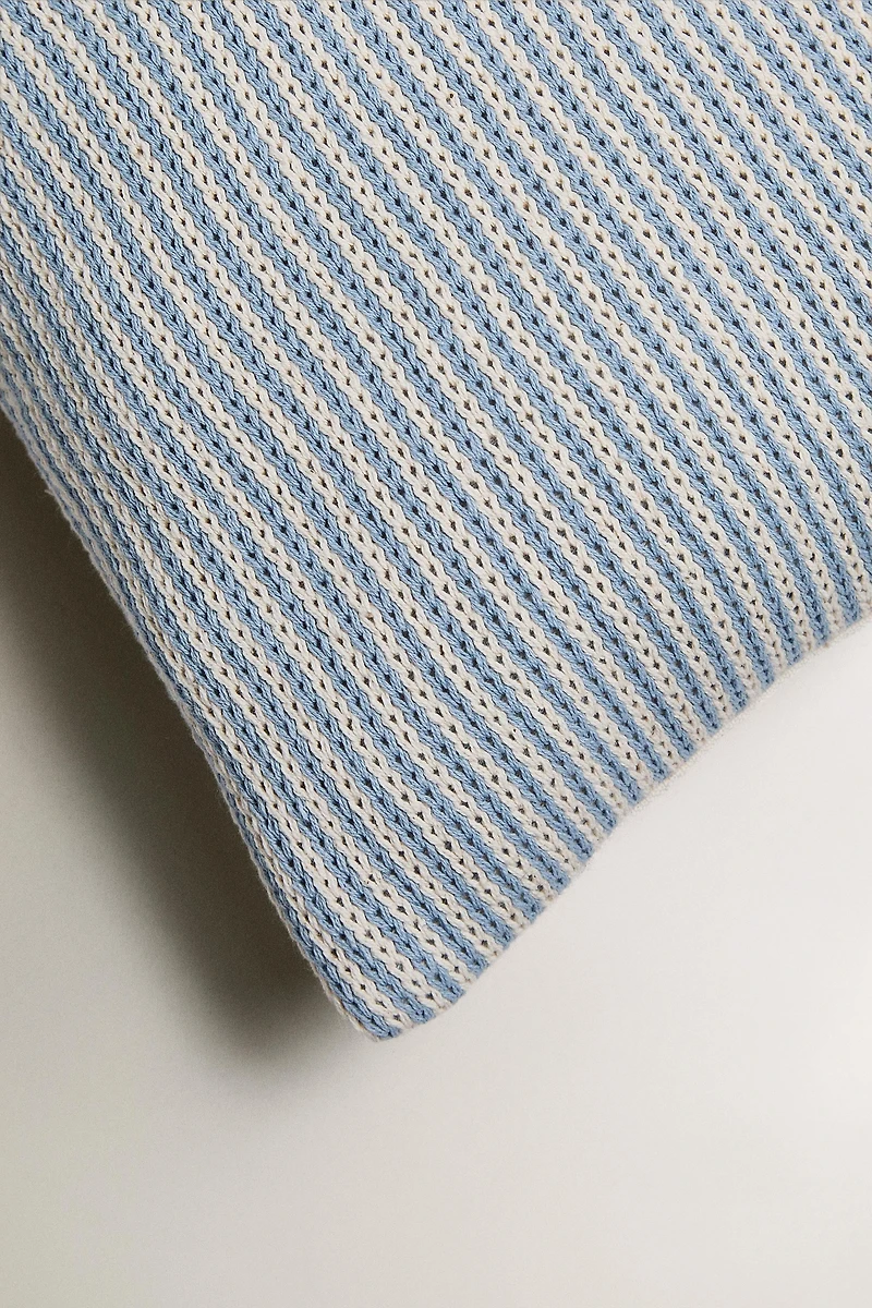 COUSSIN ENFANT BRODERIE LETTRE U