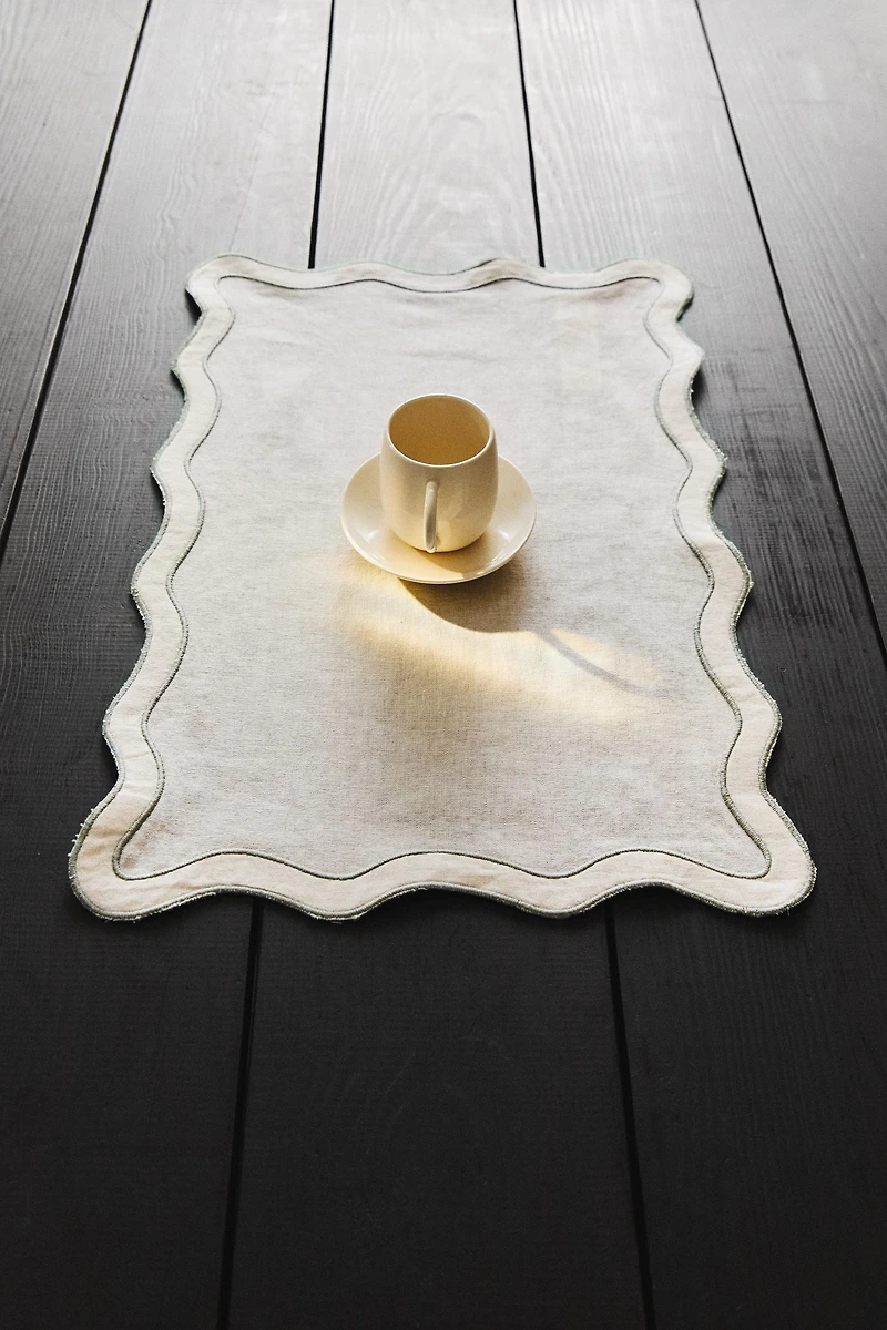 LINEN PLACEMAT WITH WAVY EDGE
