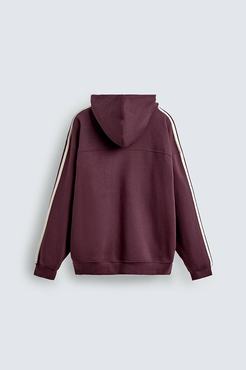 CONTRAST STRIPED PATCH SWEATSHIRT