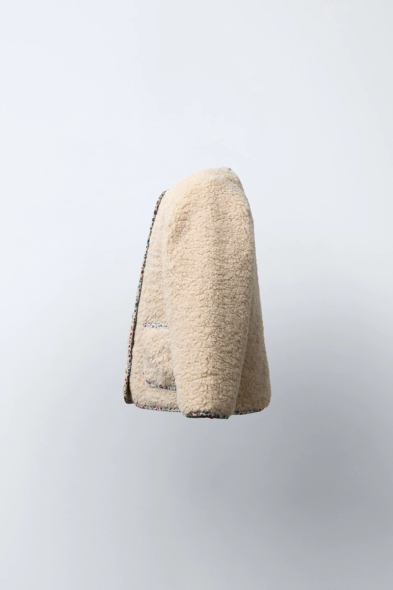 VESTE EFFET MOUTON À LISERÉS FLEURIS